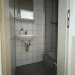 Einzelzimmer-bad, Kuehlschrank-tv-15