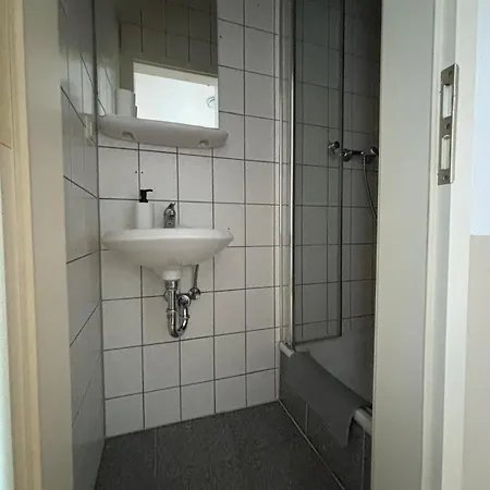 Einzelzimmer-bad, Kuehlschrank-tv-15