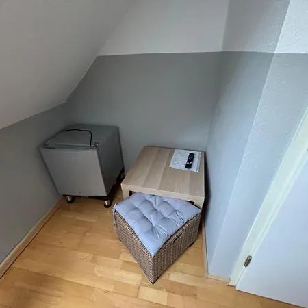 Einzelzimmer-bad, Kuehlschrank-tv-15 Guest house