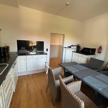 Einzelzimmer-bad, Kuehlschrank-tv-15