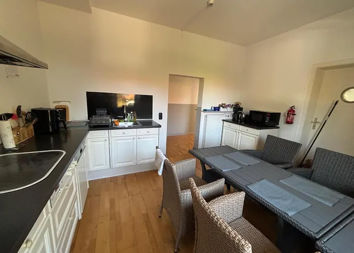 Einzelzimmer-bad, Kuehlschrank-tv-15